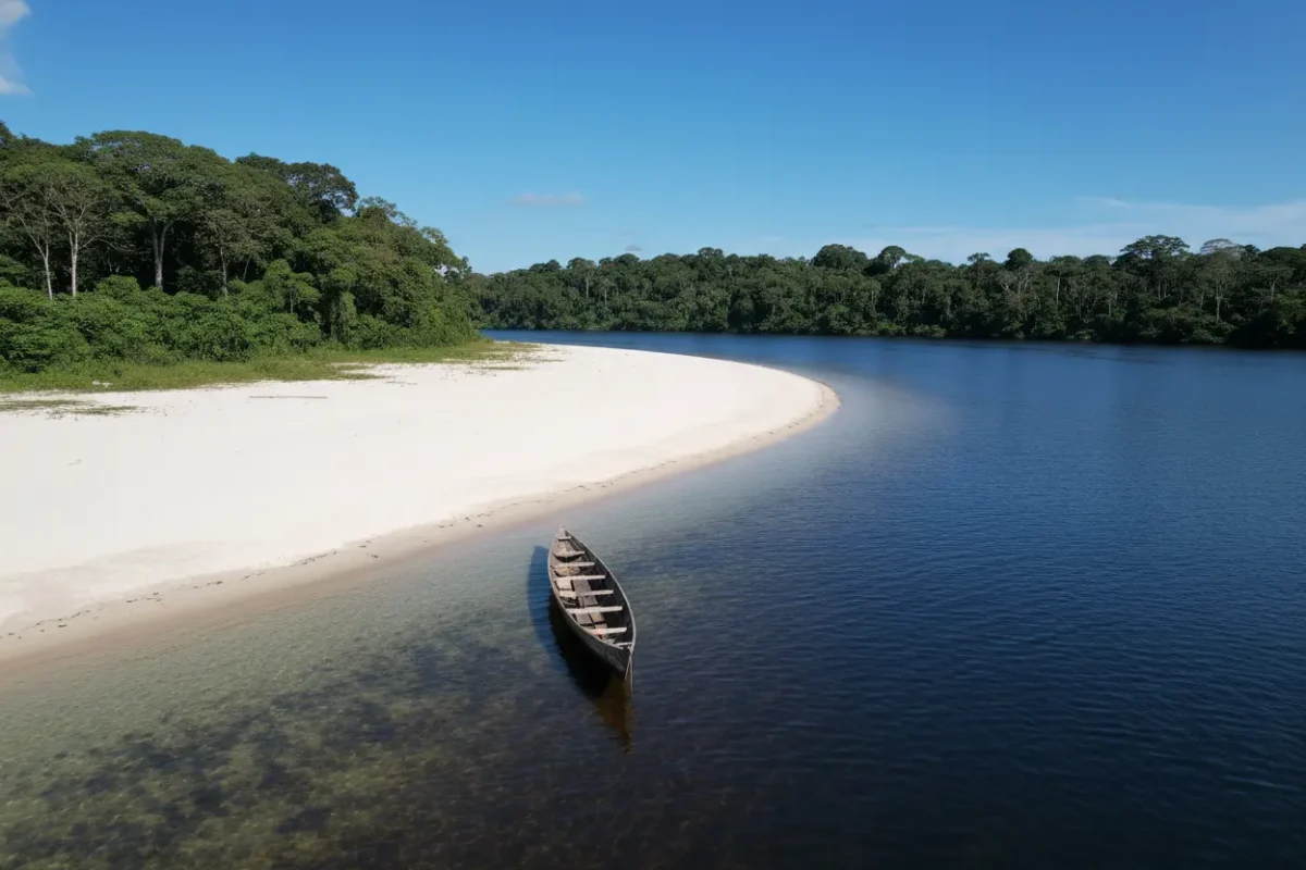 Areias brancas de Alter do Chão no Rio Tapajós.