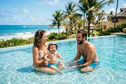 Família com bebê em piscina de resort no Nordeste