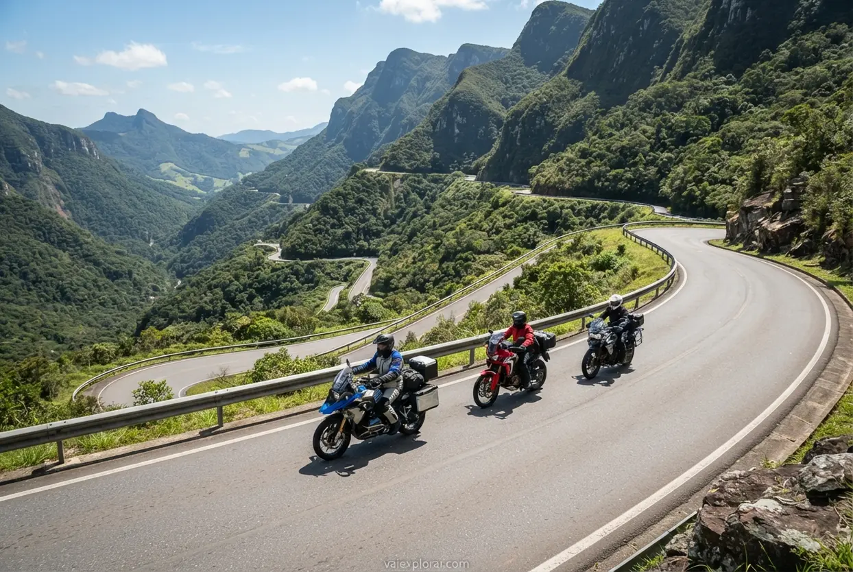 Motociclistas subindo as curvas sinuosas e íngremes da SC-390 em Santa Catarina durante o dia.